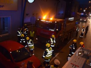 Person aus PKW befreit