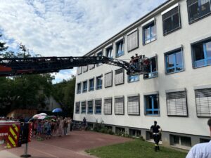 Schulschluss 2024 – Traditionelle „Rettung“ der 4. Klassen mit der Drehleiter