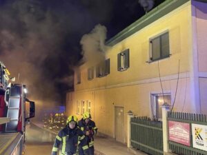 Zimmerbrand: „Flammen aus Fenster“