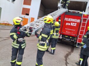 Tragbare Leitern – Sonntagsübung der Gruppe 3