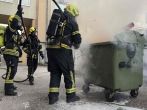 Zwei aufeinanderfolgende Müllbehälterbrände rasch gelöscht