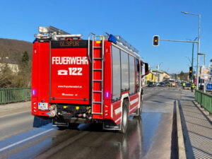 Ölspur sorgt für Verkehrsbehinderungen auf der B1 – Feuerwehr im Einsatz