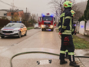 Feuerwehrleute auf dem Weg zur Arbeit verhindern Brand