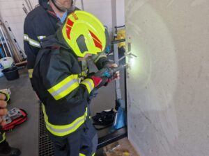 Gruppe 2 übt Türöffnung