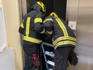 Zwei Aufzugstüröffnungen an einem Tag: Personen aus Aufzug befreit