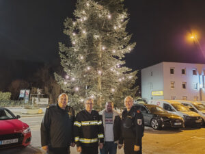 Weihnachtsbaum-Spende schmückt das Feuerwehrhaus Purkersdorf