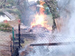 Brand eines Holzlagerhaufens
